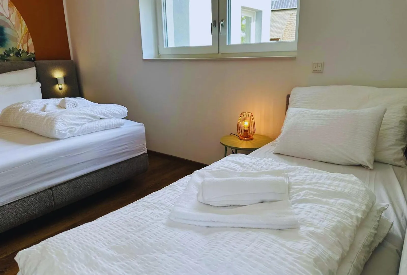 Frankenherz-Apartments - Premium Wohnung Mit Terrasse & Zwei Schlafzimmern, Nahe Playmobil-Funpark, Self-Check-In Grosshabersdorf Duitsland